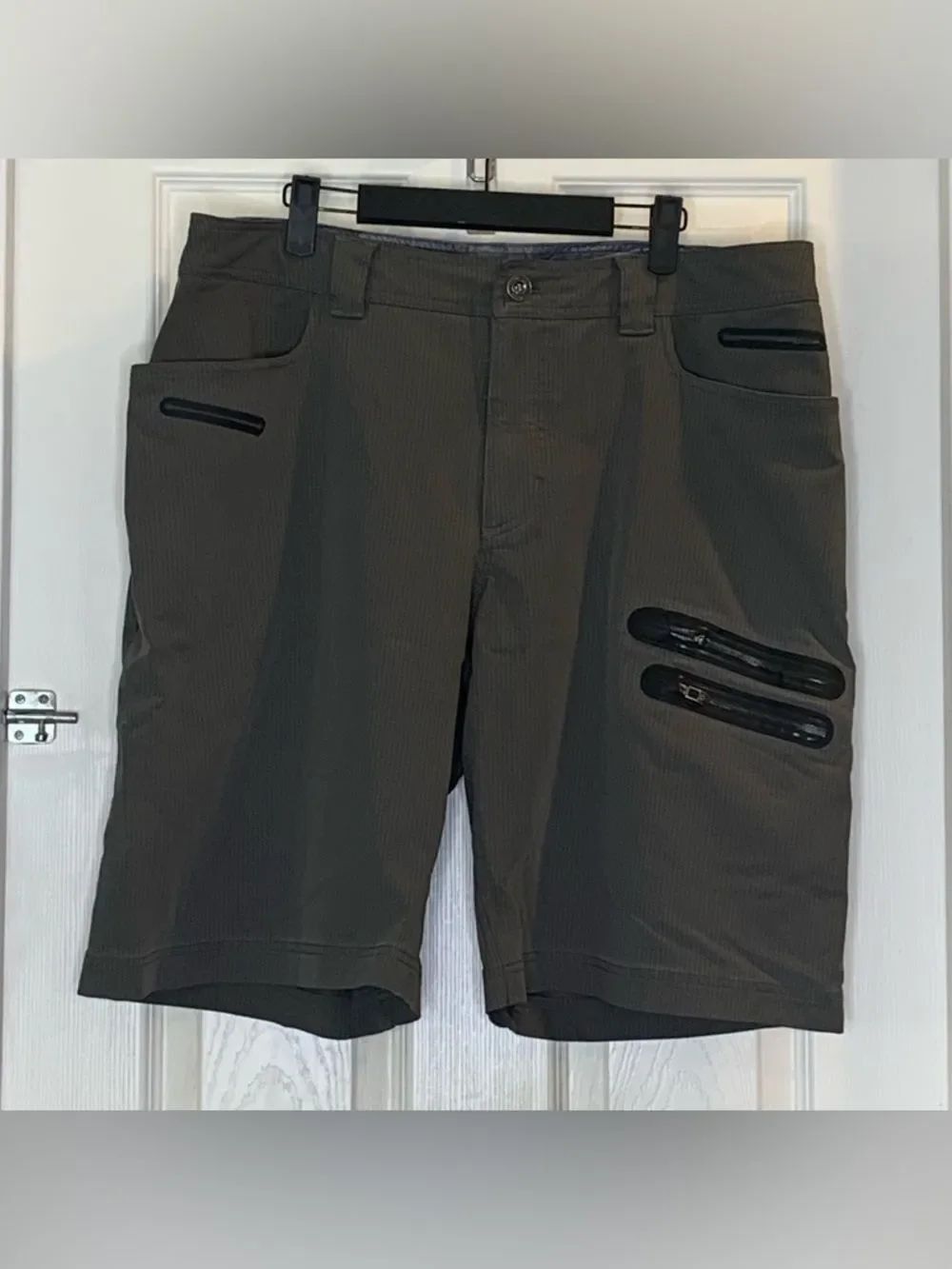 Lululemon Men's Cadence Commute cargo shorts Gray Size 38